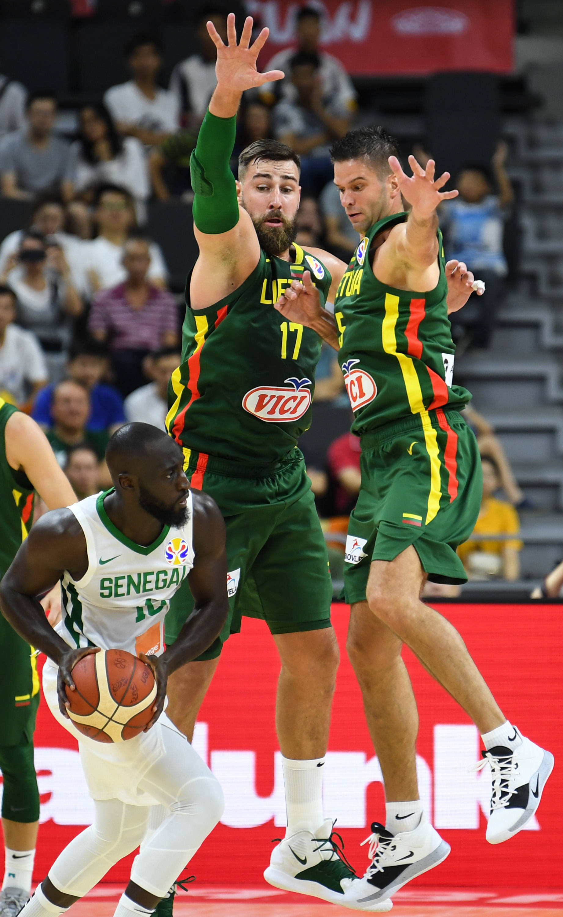 关于亚特兰大训练开放日，集结日篮板制胜引欢呼，德国杯在即，年轻球员得到机会的信息-9体育